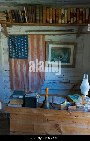 Le bureau du maître dans l'ancienne école dans le salon ville fantôme de Nevada City, Montana, USA Banque D'Images