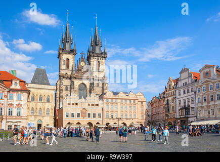 Prague Old Town Square Prague avec l'église Notre Dame Avant Tyn Staré Město Prague touristes se promènent autour de la place République Tchèque Europe Banque D'Images