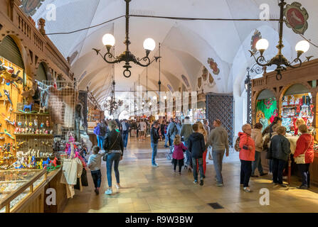 Stands dans la Halle aux Draps (Sukiennice), Cracovie, Pologne Banque D'Images