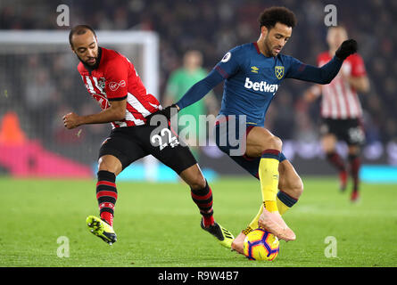 Southampton Nathan Redmond (à gauche) et West Ham United's Felipe Anderson bataille pour la balle durant le premier match de championnat à St Mary's, Southampton. Banque D'Images