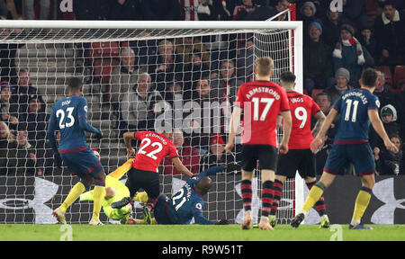 West Ham United's Angelo Ogbonna (n°21) marque un but alors que sous la pression de Southampton Nathan Redmond (n°22) au cours de la Premier League match à St Mary, Southampton. Banque D'Images