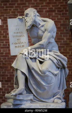 Deuil man sur le monument funéraire de la Renaissance italienne Titien peintre sculpteur néoclassique conçu par l'Italien Luigi Zandomeneghi avec l'aide de son fils Pietro et Andrea Zandomeneghi (1843-1852) dans la Basilique de Santa Maria Gloriosa dei Frari (Basilica di Santa Maria Gloriosa dei Frari) à Venise, Italie. Banque D'Images