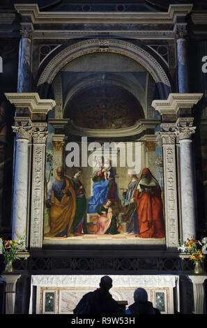 Visiteurs en face de San Zaccaria Retable de renaissance italienne peintre Giovanni Bellini (1505) situé dans l'église de San Zaccaria (Chiesa di San Zaccaria) à Venise, Italie. Banque D'Images