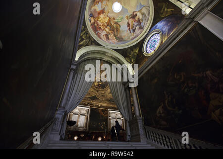 Escalier principal dans la Scuola Grande di San Rocco à Venise, Italie. Banque D'Images