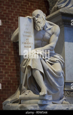 Deuil man sur le monument funéraire de la Renaissance italienne Titien peintre sculpteur néoclassique conçu par l'Italien Luigi Zandomeneghi avec l'aide de son fils Pietro et Andrea Zandomeneghi (1843-1852) dans la Basilique de Santa Maria Gloriosa dei Frari (Basilica di Santa Maria Gloriosa dei Frari) à Venise, Italie. Banque D'Images