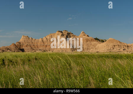 Domaine de l'herbe sous les cheminées dans Badlands National Park Banque D'Images