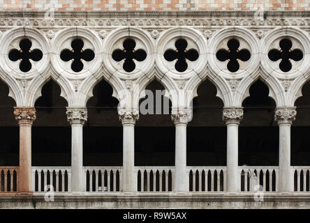 Détail de la façade gothique vénitien du Doge's Palace (Palazzo Ducale) à Venise, Italie. Banque D'Images
