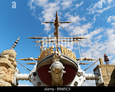 Rome, Italie - Sept 2017 : Flying Dutchman rollercoaster attraction de fête foraine Rainbow Magicland Banque D'Images