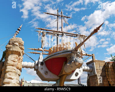 Rome, Italie - Sept 2017 : Flying Dutchman rollercoaster attraction de fête foraine Rainbow Magicland Banque D'Images