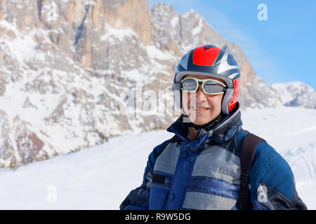 Portrait of smiling senior man skiing Banque D'Images