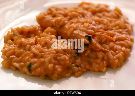 Risotto aux fruits de mer servi sur plaque blanche Banque D'Images