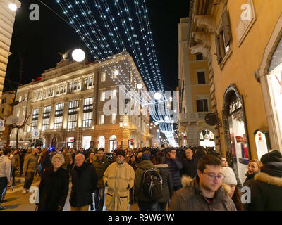 Rome, Italie - 29 déc 2017 : foule de gens se promener dans la Via del Corso à Noël ou le temps des vacances de Noël Banque D'Images