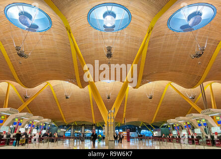 Terminal de l'aéroport de Madrid 4 départs Aéroport Madrid Barajas conçu par Antonio Lamela, Richard Rogers, Aeropuerto Adolfo Suárez. Madrid-Barajas Banque D'Images