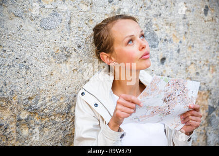 Femme avec une carte touristique découverte d'une ville étrangère (shallow DOF ; couleur tonique libre) Banque D'Images