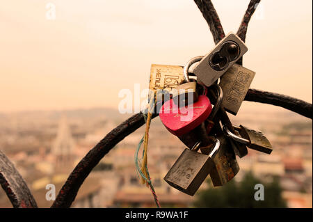 Rome, Italie - 12 octobre 2018 : cadenas amoureux sur un pont. Vue depuis le Pincio à Rome, Italie Banque D'Images