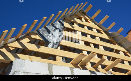 L'installation de poutres en bois, sciage, avant-toits, du bois sur maison neuve construction de toiture. Banque D'Images
