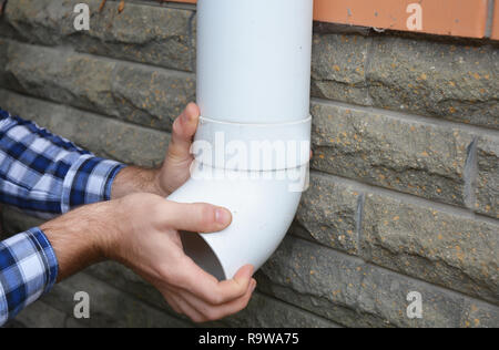 L'installation de l'entrepreneur gouttière gouttière tuyau de vidange. Des gouttières. Banque D'Images