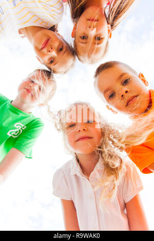 Cinq enfants visages dans portrait lumière cercle Banque D'Images