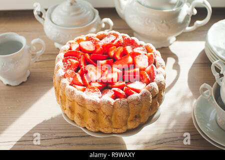 Charlotte aux Fraises fraîches française gâteau sucré dans la cuisine Banque D'Images