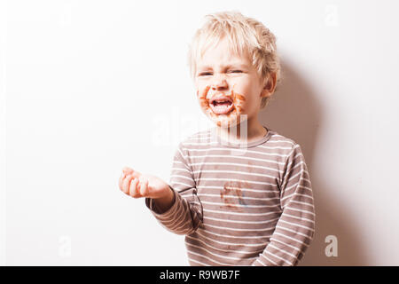 Boy créés et veut plus de chocolat pour manger Banque D'Images