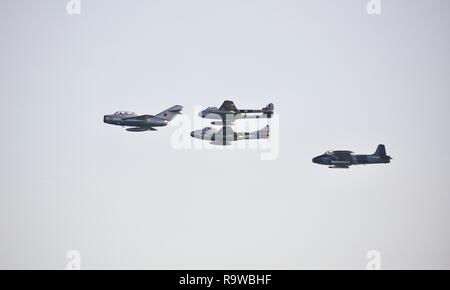 Mig15, BAC Strikemaster et une paire de jets de Vampire effectuant un défilé aérien unique au Festival de l'Air 2018 Bournemouth Banque D'Images