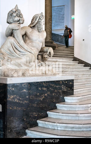 Le grand escalier central, flanqué de deux statues de la divinité, dans le Musée Archéologique National de Naples, Italie. Banque D'Images