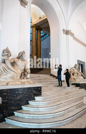 Le grand escalier central, flanqué de deux statues de la divinité, dans le Musée Archéologique National de Naples, Italie. Banque D'Images