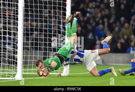 Glenn Murray, de Brighton, a fait le tour du ballon malgré les efforts de Bernd Leno d'Arsenal, mais l'objectif n'a pas été permis lors du match de la Premier League entre Brighton & Hove Albion et Arsenal au stade communautaire American Express. 26 décembre 2018 usage éditorial uniquement. Pas de merchandising. Pour les images de football, les restrictions FA et Premier League s'appliquent inc. Aucune utilisation Internet/mobile sans licence FAPL - pour plus de détails, contactez football Dataco Banque D'Images