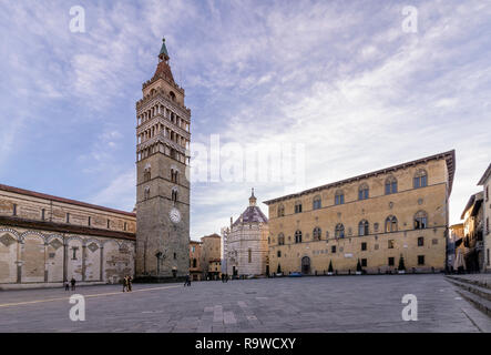 Belle vue sur la Piazza del Duomo, dans un moment de tranquillité, Pistoia, Toscane, Italie Banque D'Images