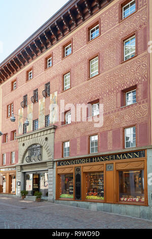 SANKT MORITZ, Suisse - le 16 août 2018 : Hanselmann cafe et de confiseries d'extérieur de bâtiment ancien avec des fresques en Suisse Banque D'Images