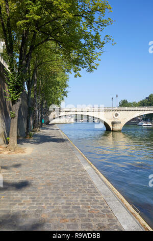 Paris, les quais de Seine vide d'arbres et pont dans un jour d'été ensoleillé Banque D'Images