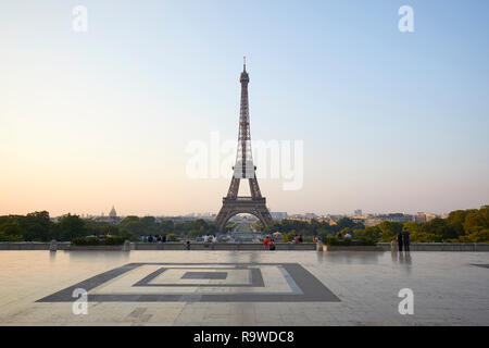 PARIS, FRANCE - Le 7 juillet 2018 : Tour Eiffel, certaines personnes dans un clair matin d'été à Paris, France Banque D'Images