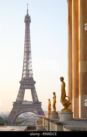 PARIS, FRANCE - Le 7 juillet 2018 : la tour Eiffel et Trocadero statues en or, de l'été clair lever du soleil à Paris, France Banque D'Images