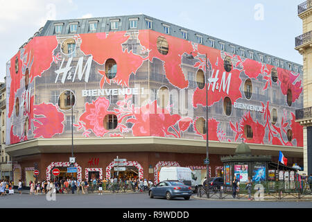 PARIS, FRANCE - 07 juillet, 2018 Boutique HM : bâtiment avec gens rouge décoration florale façade dans Paris Banque D'Images