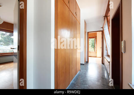 Et l'intérieur du corridor avec armoire en country house Banque D'Images