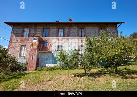 Ancienne maison de campagne, avec des murs en brique d'une journée ensoleillée en Italie Banque D'Images