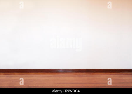 Salle vide avec plancher en bois et mur blanc dans une maison de pays Banque D'Images