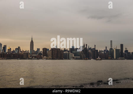 New York City Manhattan skyline vue de Brooklyn au lever du soleil sur le fleuve Hudson Banque D'Images