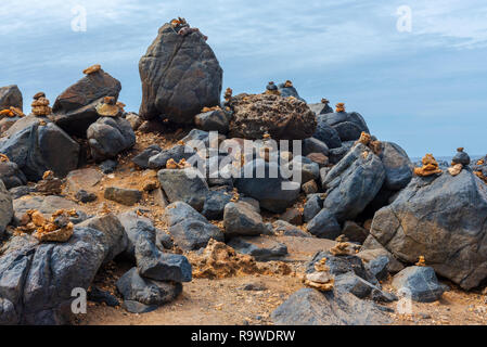 Photo de petites statues commémoratives sur un amas de par la mer à Aruba. Banque D'Images