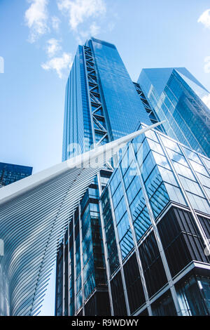 Drapeau américain vole à côté du centre commercial Westfield devant le One World Trade Center building dans le quartier financier de New York Banque D'Images