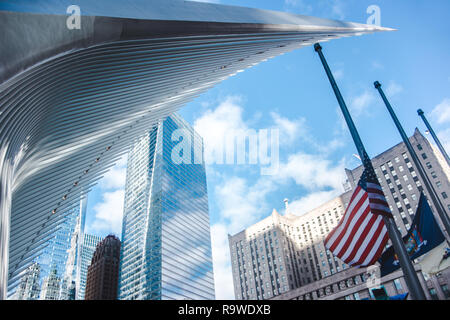 Drapeau américain vole à côté du centre commercial Westfield devant le One World Trade Center building dans le quartier financier de New York Banque D'Images