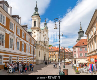 Vue vers le bas de la rue Nowomiejska Freta dans la nouvelle ville (Nowe Miasto), Varsovie, Pologne Banque D'Images