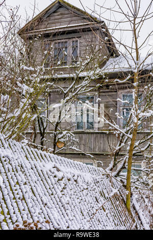 Croquis d'hiver. Neige pelucheuse sur des maisons, des clôtures et autres bâtiments. Banque D'Images