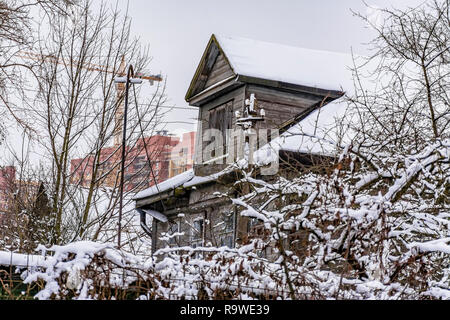 Croquis d'hiver. Neige pelucheuse sur des maisons, des clôtures et autres bâtiments. Banque D'Images