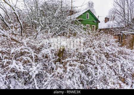 Croquis d'hiver. Neige pelucheuse sur des maisons, des clôtures et autres bâtiments. Banque D'Images