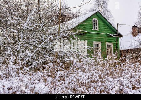 Croquis d'hiver. Neige pelucheuse sur des maisons, des clôtures et autres bâtiments. Banque D'Images