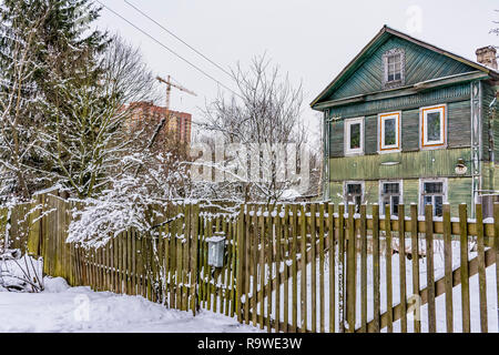 Croquis d'hiver. Neige pelucheuse sur des maisons, des clôtures et autres bâtiments. Banque D'Images