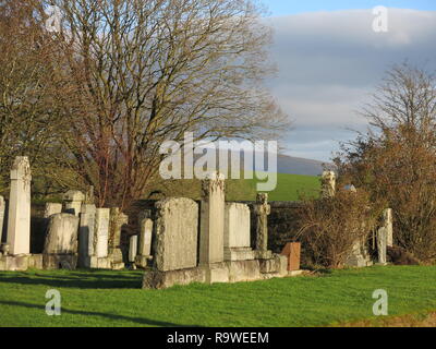 Voir des monuments funéraires et la croix sur un jour d'hiver au nouveau cimetière Kilpatrick ; un cadre magnifique sur la Colline, Boclair Bearsden, Gasgow. Banque D'Images