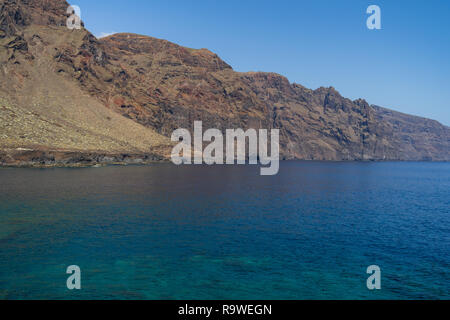 Acantilados falaises verticales de Los Gigantes (falaises des Géants). Vue depuis le cap de Punta de Teno Teno (). Tenerife. Îles Canaries. L'Espagne. Banque D'Images