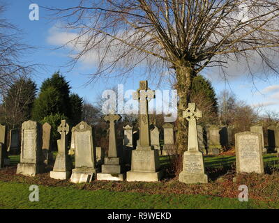 Voir des monuments funéraires et la croix sur un jour d'hiver au nouveau cimetière Kilpatrick ; un cadre magnifique sur la Colline, Boclair Bearsden, Gasgow. Banque D'Images